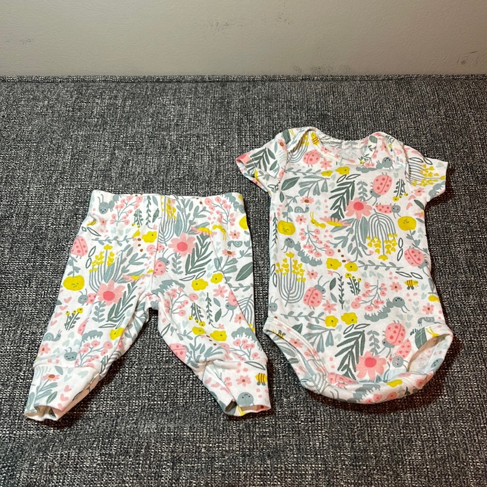 Carter’s Baby Girl Onesie & Legging set size Month